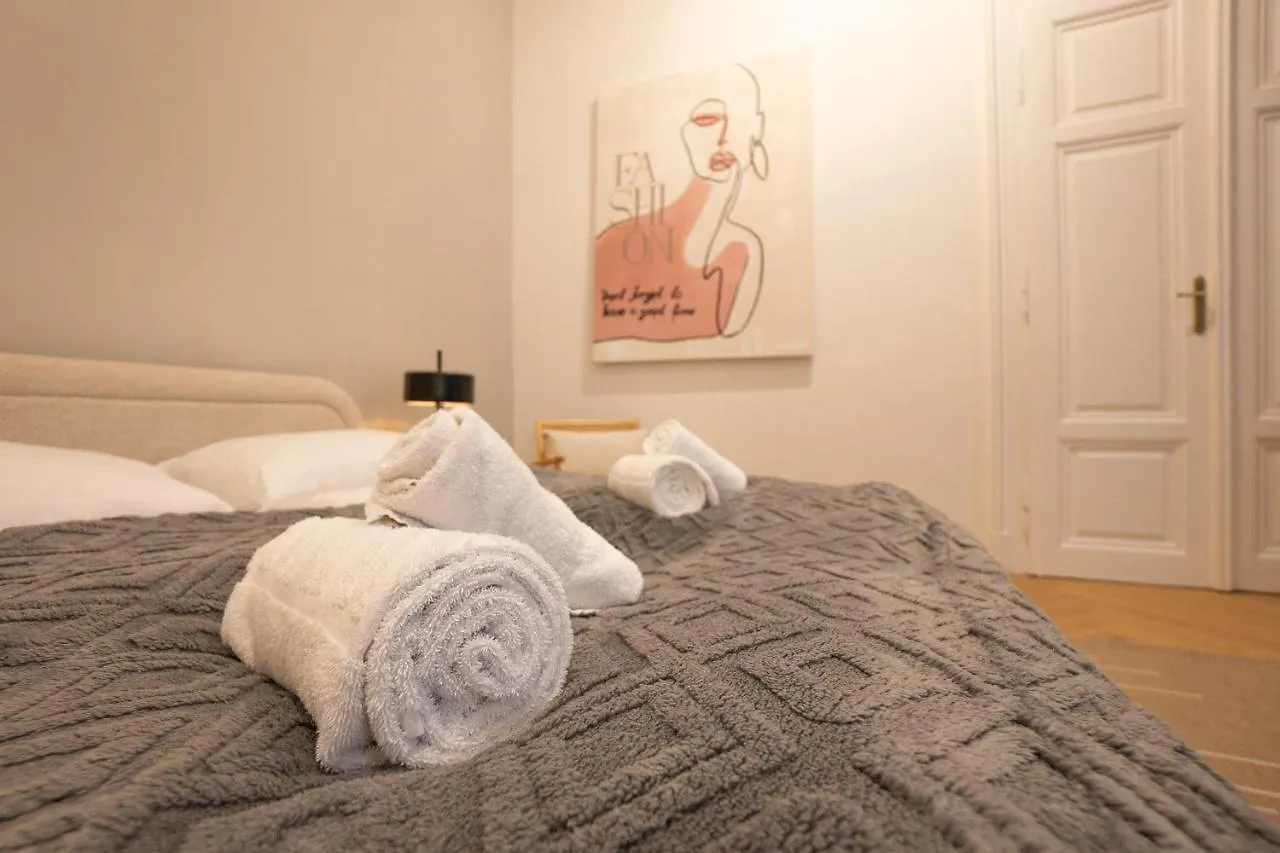 Spacious 110М2 Flat In The City Center Vienna Apartment