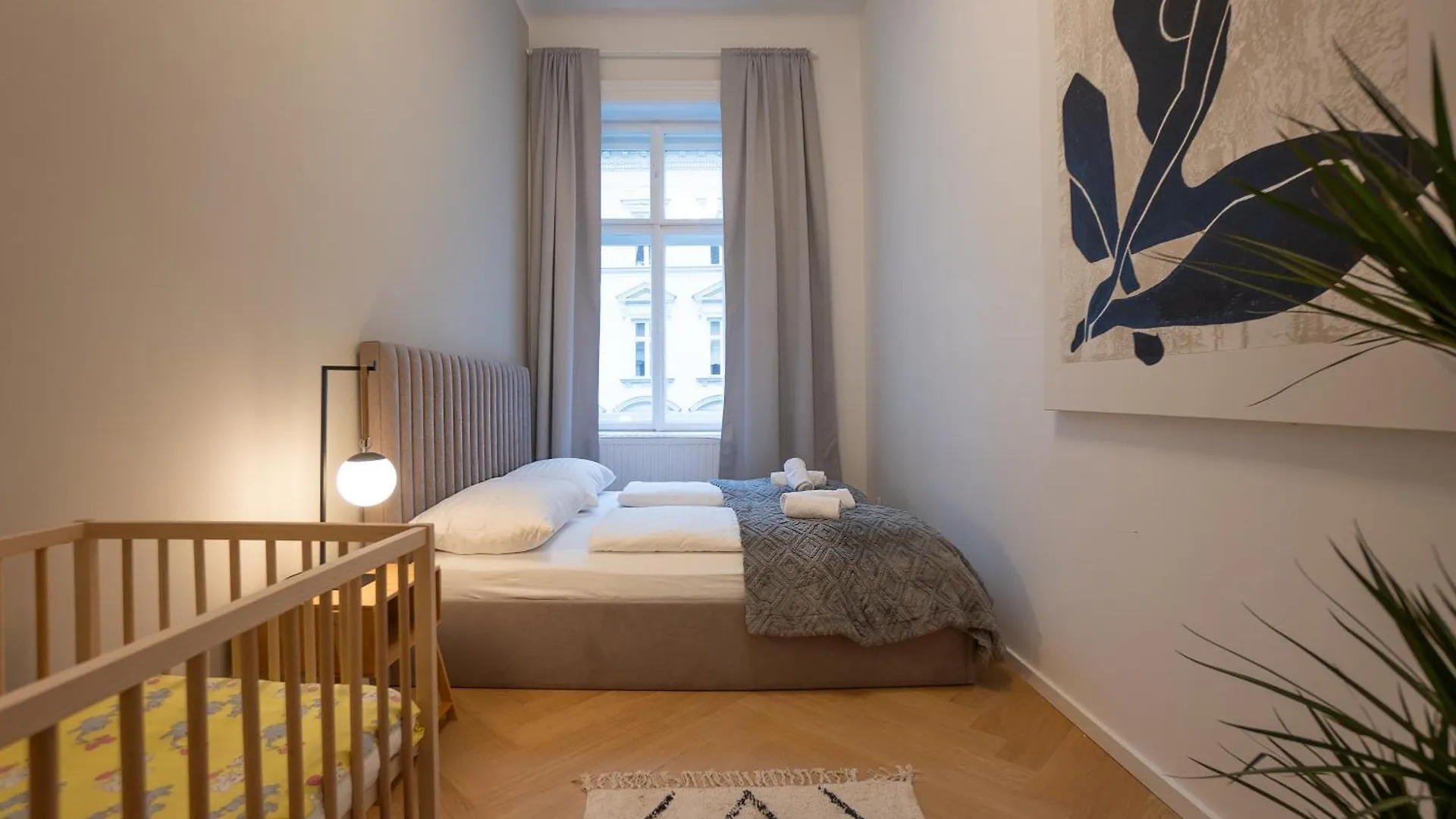 Spacious 110М2 Flat In The City Center Vienna Apartment