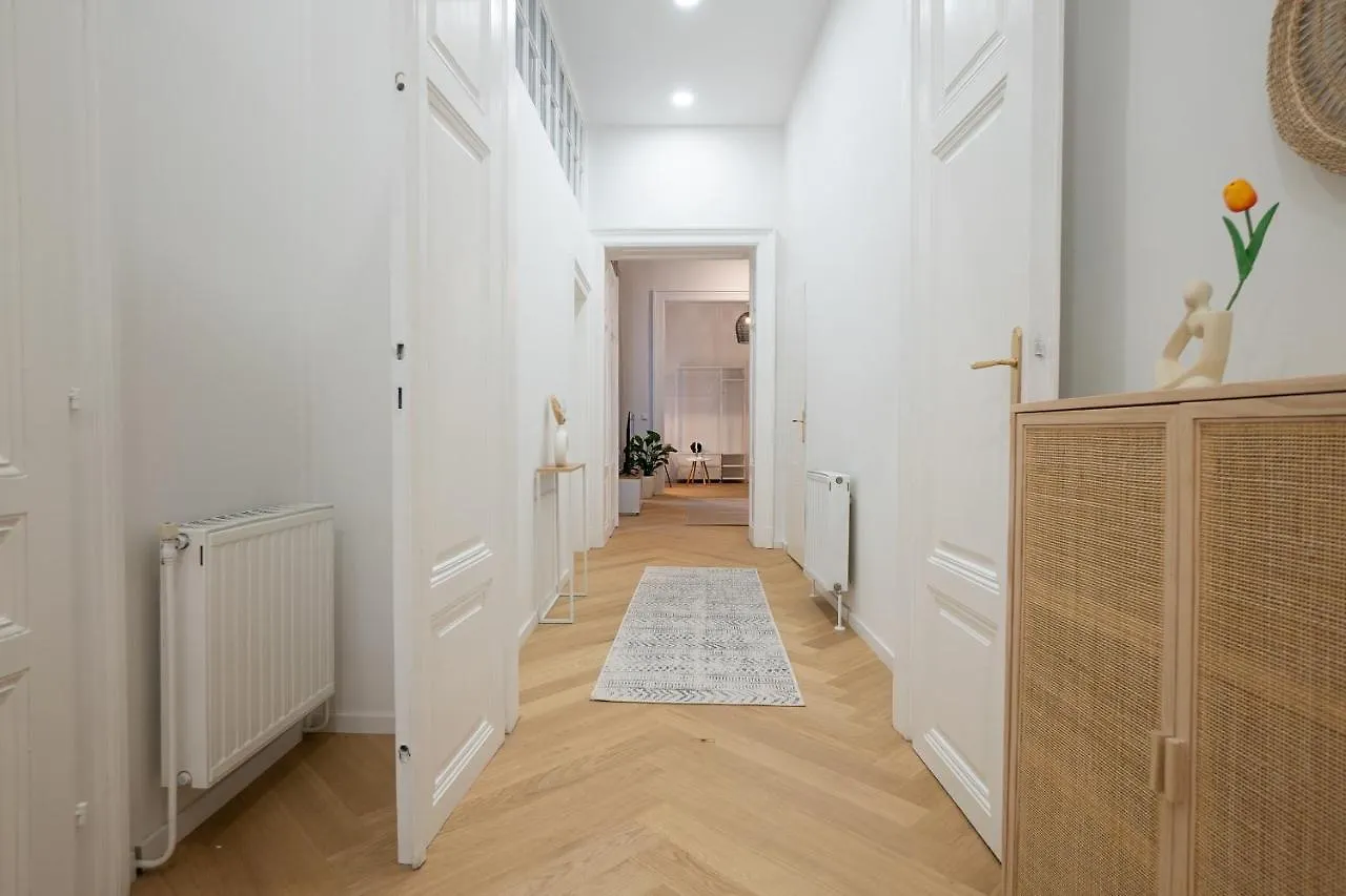 Spacious 110М2 Flat In The City Center Wien 0*,