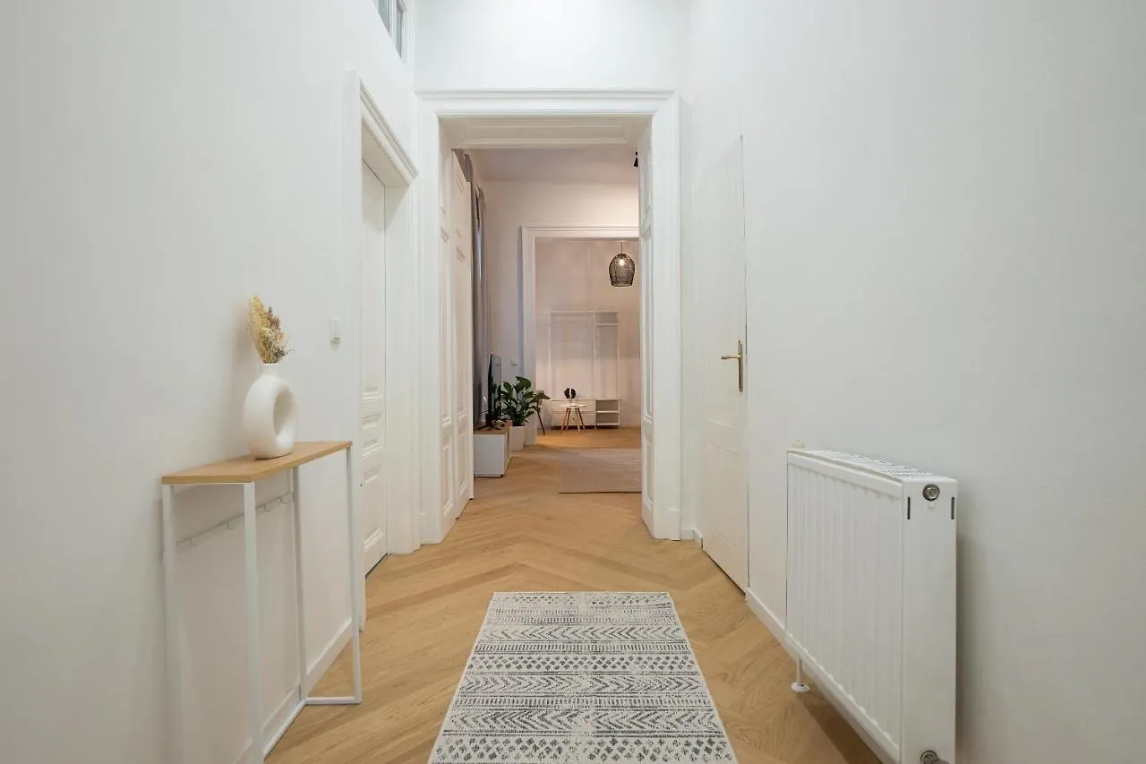 Spacious 110М2 Flat In The City Center Wien Apartment