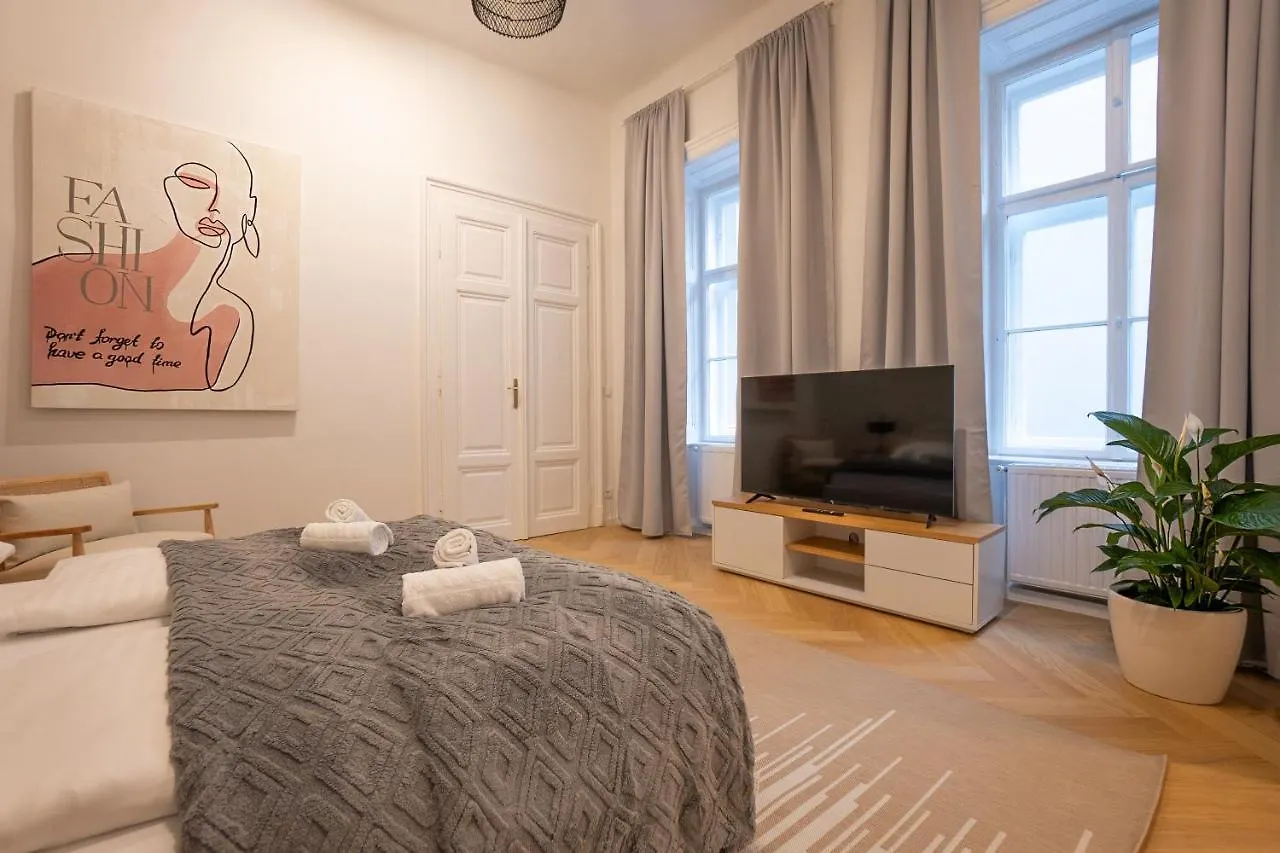 Spacious 110М2 Flat In The City Center Wien Apartment