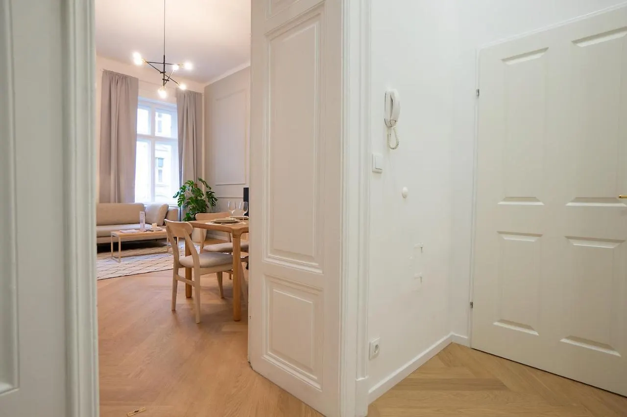 Spacious 110М2 Flat In The City Center Wien 0*,
